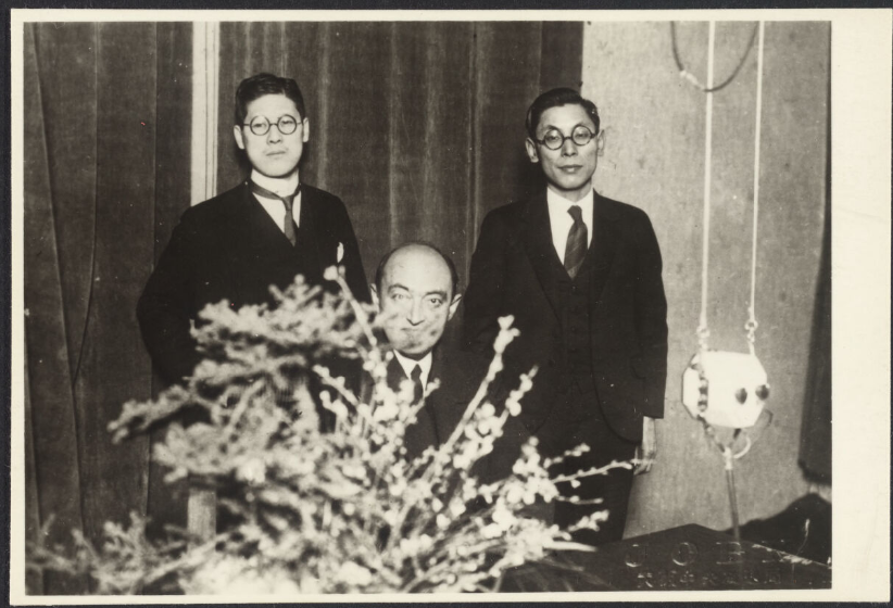 图10：大阪广播电台参加节目录制，熊彼特（前一）身后左至右应为宮島綱男与高田保马。