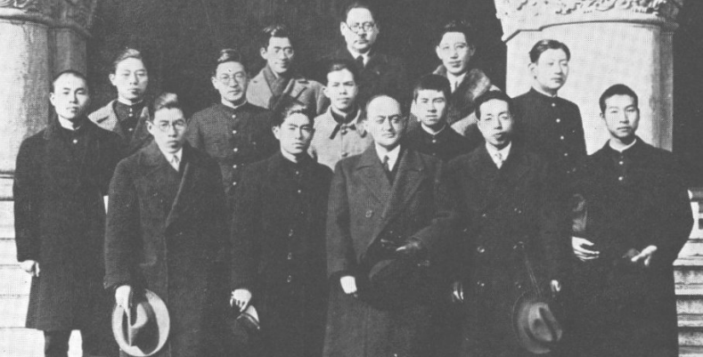 1931年1月28日，在东京商科大学（一桥大学）兼松講堂前，熊彼特与日本学者的合影。这是译者在一张一桥大学附属图书馆展览宣传海报中找到的，并未标明照片中的日方学者。后续的总结文里我应该会对这张照片也做一个讨论。