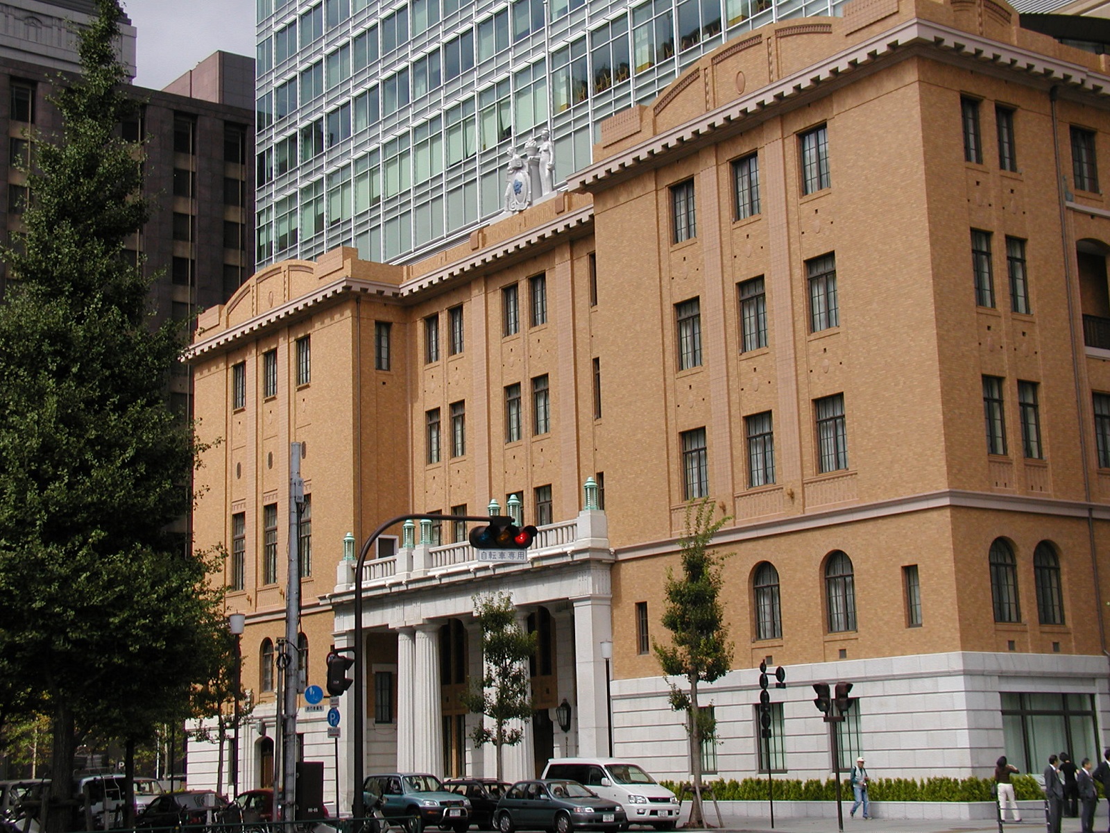 日本工业俱乐部旧址，本馆于2003年改建。位于东京千代田区皇居附近。当天下午的演讲就是在这里举办的。图片来自千代田区观光协会。